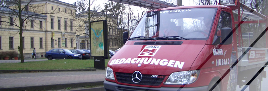 Hubald Bedachungen im Einsatz: Gerüst und Firmenfahrzeug