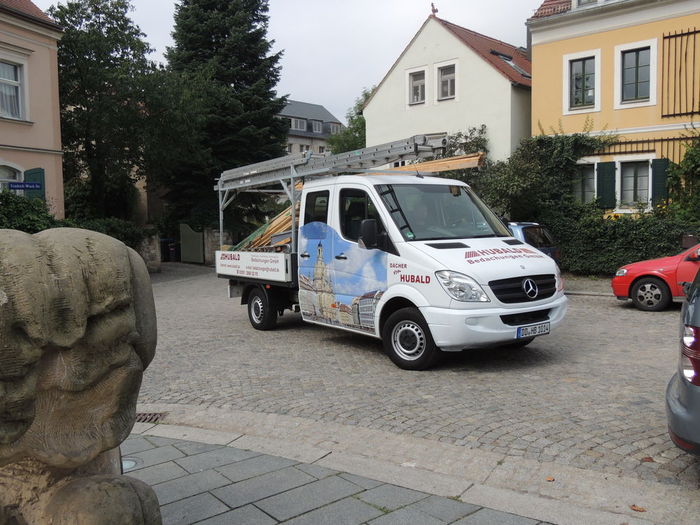 Firmenfahrzeug von Hubald Bedachungen auf einer Baustelle